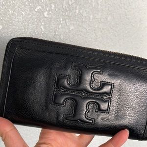 Tory Burch Leather Wallet Black Zip closure